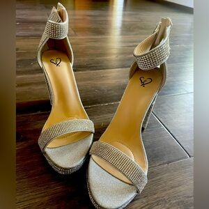 Brand new Windsor sparkly silver heels. Size 7. Never used. Perfect for parties!
